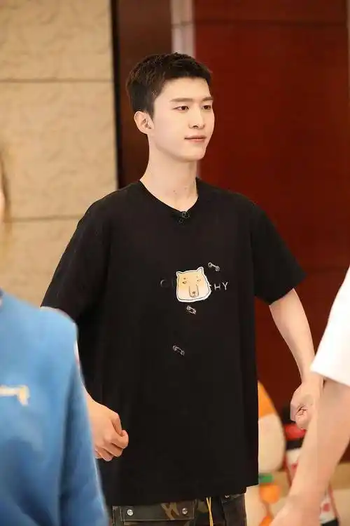 范丞丞卡其色西服套装复古摩登 梳寸头笑容大气