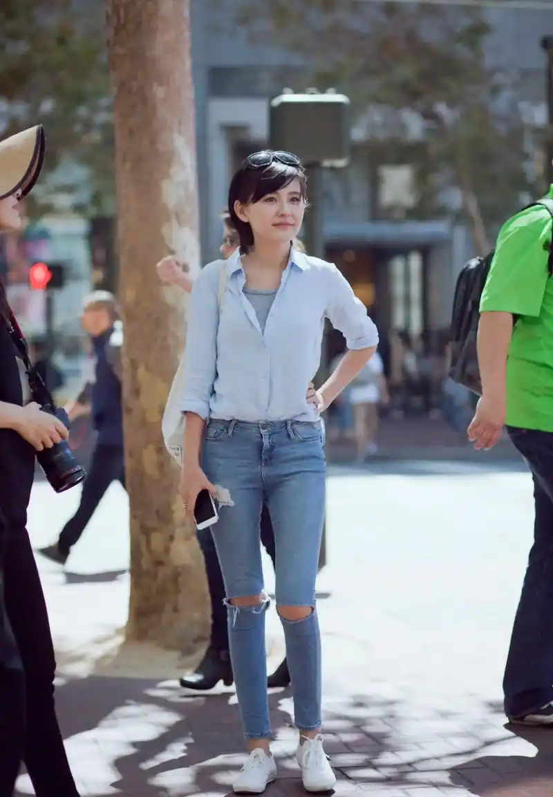 明星热依扎穿蓝衬衣牛仔裤街拍,好身材太让人羡慕