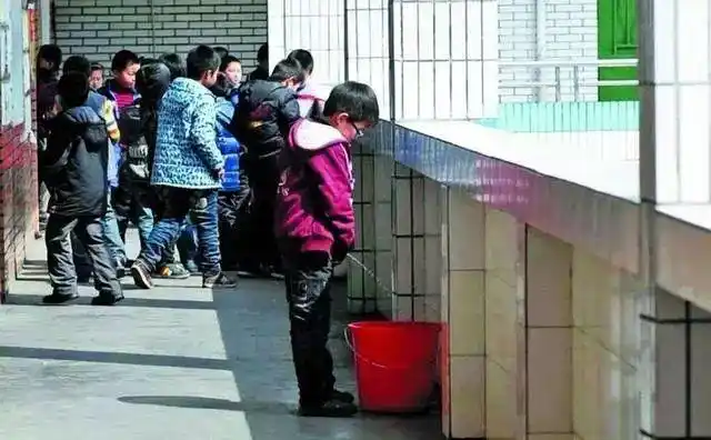 幼儿园,小学学校,有8岁及以下小男孩子家庭里都是排队接童子尿的绝佳