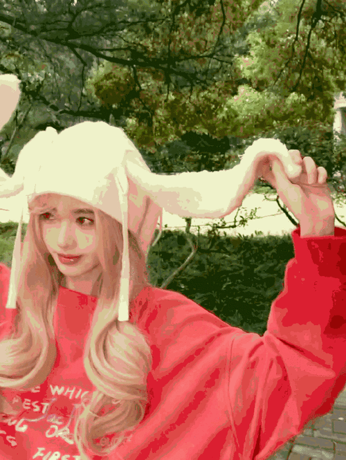 鞠婧祎##鞠婧祎金发兔帽live图