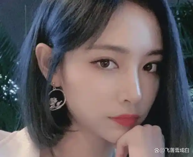 但是当时这位粉丝并不知道照片中的人是许佳琪和戴萌.