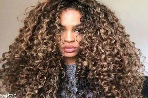 螺丝烫如何打理螺丝烫扎起来的发型