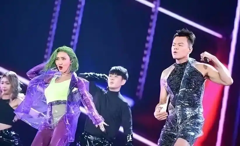 成为王嘉尔,众明星看韩国男艺人离谱表演,反应夸张_表情_朴振英_电影