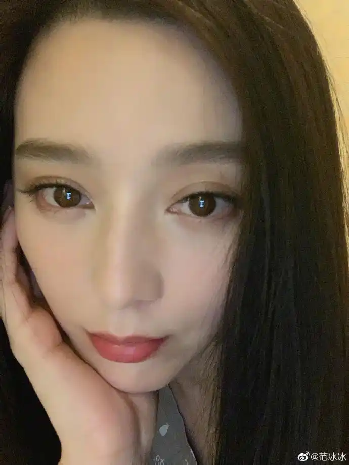 范冰冰晒九宫格美照 五官精致肤白胜雪