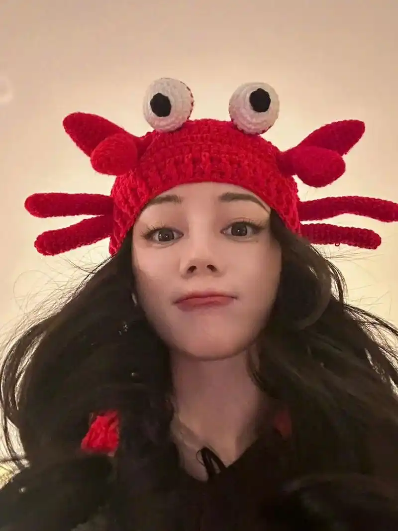 迪丽热巴的俏皮可爱风  迪丽热巴分享自拍美照,她戴着一件红色毛线帽
