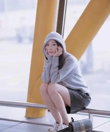 杨幂穿短裙坐下拍照,看到她下意识的动作,真当自己没男粉