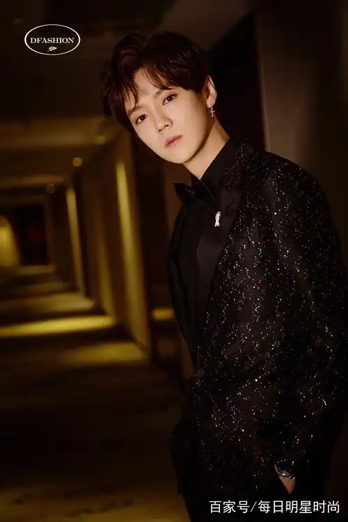 明星鹿晗解锁一组"亚洲全能艺人"星尚活动风尚大片,纯净气质帅气迷人!