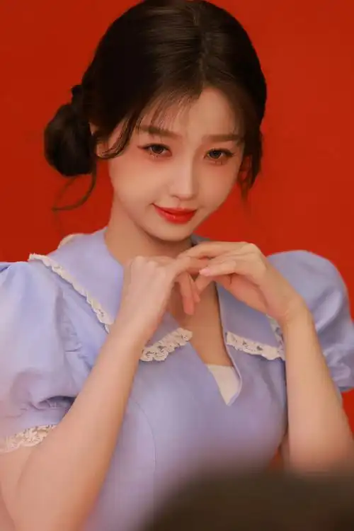 双子头##虞书欣红运妆#虞书欣拍摄花絮图,双子头77红运妆俏皮可爱