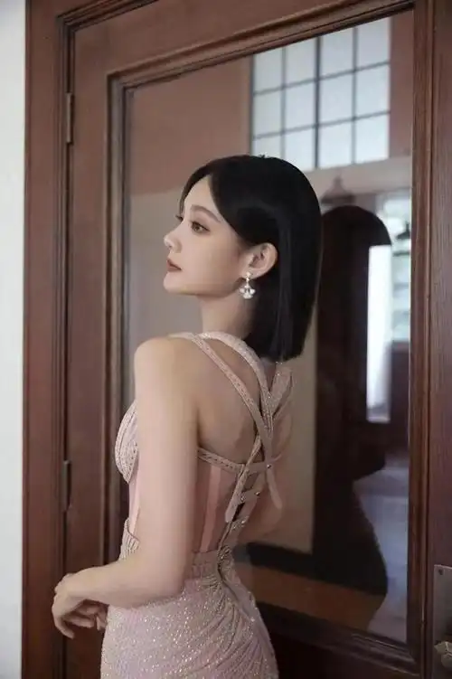 李一桐挑战粉色连衣裙秀凹凸曲线,确实很甜