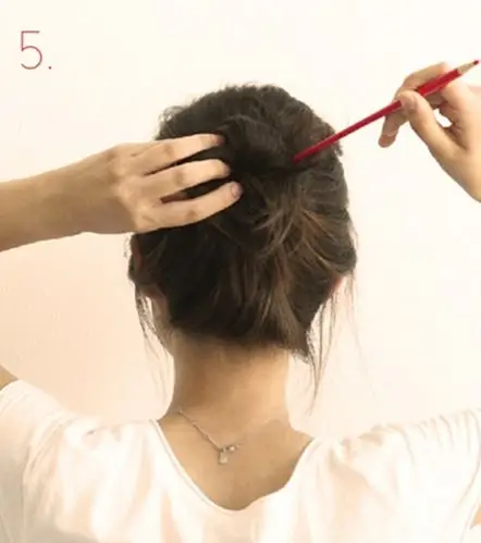 掌握铅笔盘发技巧 不用橡皮筋轻松盘发