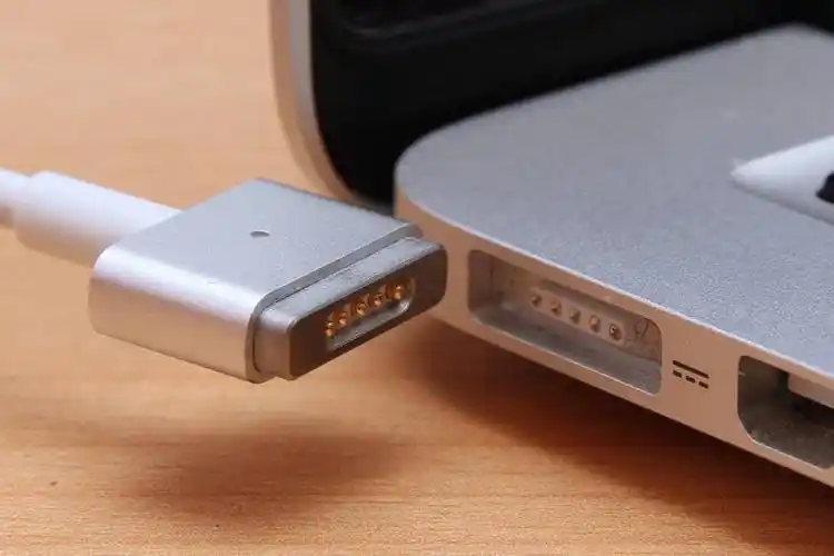 pro上,后来苹果在2012年的macbook pro上改用t型设计的magsafe 2磁吸