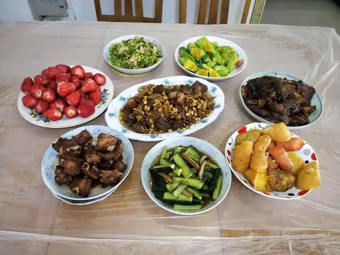 我是个普普通通的家庭主妇,做普普通通的家常饭菜.