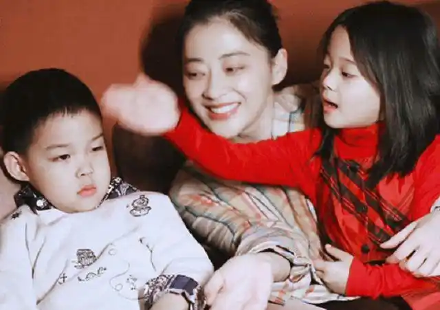 梅婷一家四口罕见同框!儿子洋洋长高不少,夫妻俩各牵一娃显温馨