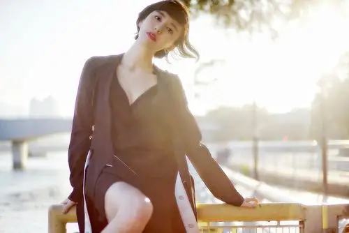 吕佳容柔美浪漫写真大片 简约魅惑氧气十足