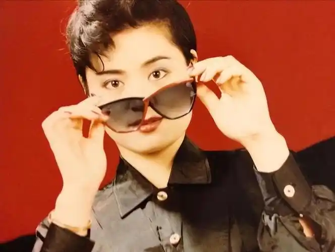 打败韦唯毛阿敏却被亲弟弟砸成脑震荡一代歌后沦为保姆谋生