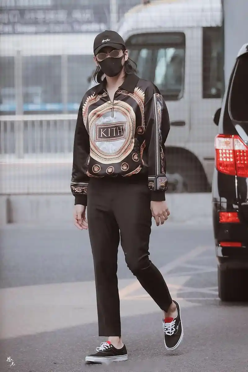 吴亦凡最新机场街拍,现在的风格好像有点看不懂啊