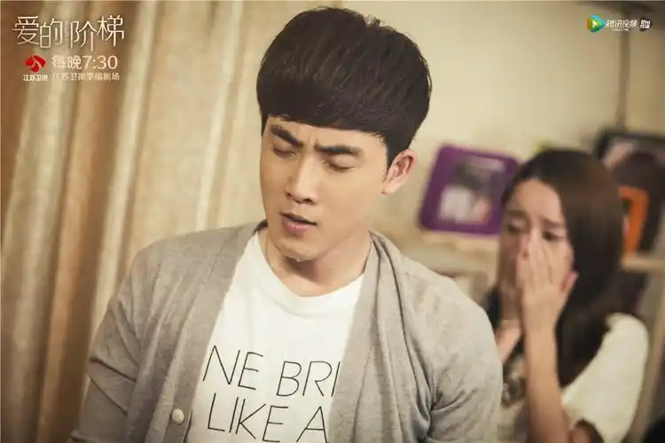 张皓天是在电视剧《 a target="_blank" href="/item/爱的阶梯