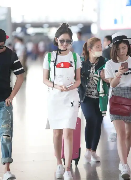 路人镜头下的最真实明星,没了美颜和滤镜,网友:唐艺昕太真实了