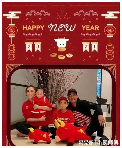 陈小春晒全家福贺新年,二胎儿子正脸首曝光,和哥哥长得超像
