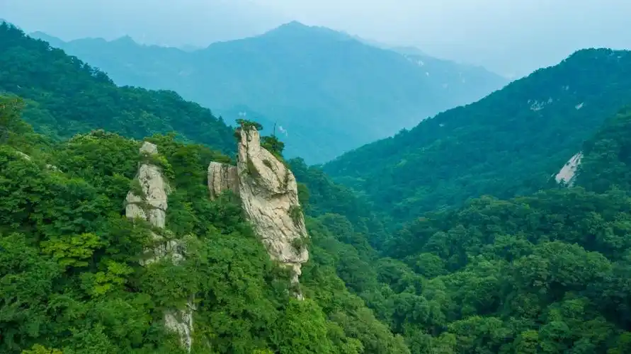 三座山峰拔地起,官帽峰旁可求子
