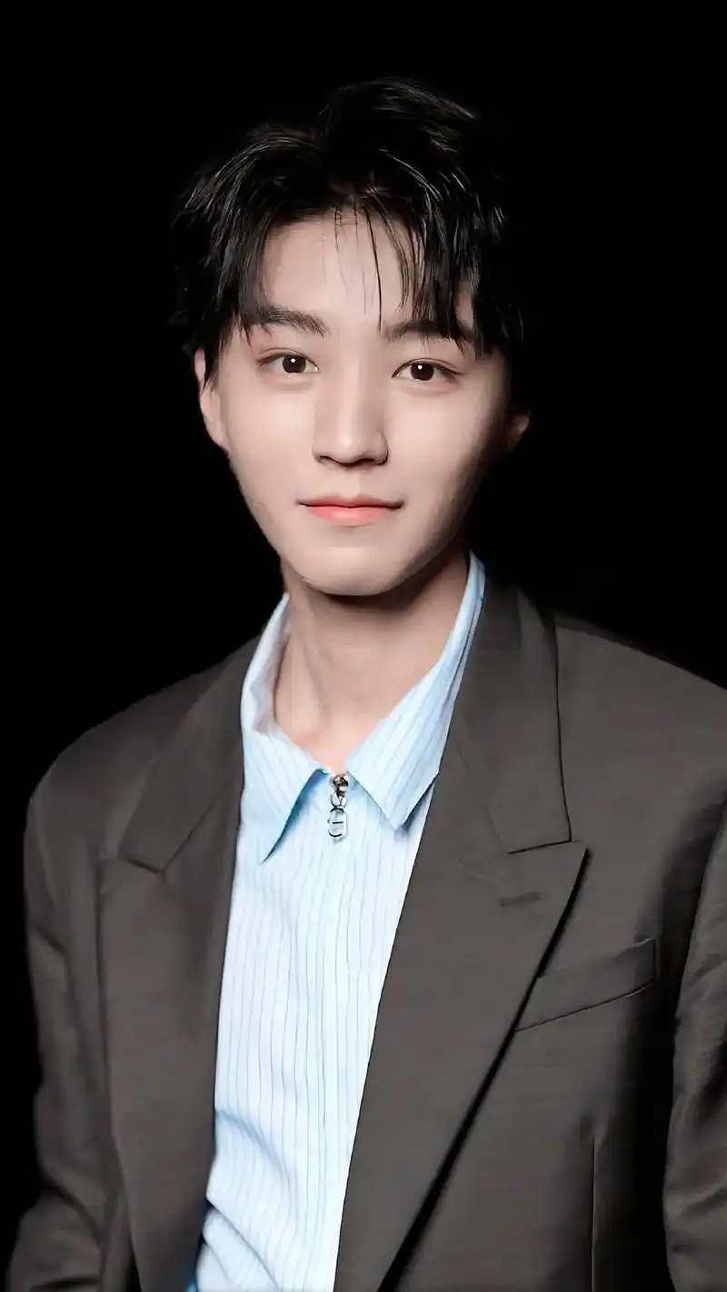 帅照突袭~#王俊凯 #西装杀 - 抖音