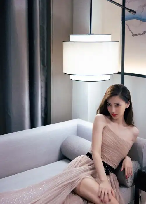 angelababy抹胸白裙性感优雅写真图片_明星_美桌网
