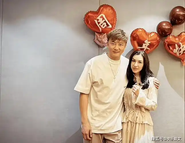 两夫妻的关系还算非常和谐,在老一辈人的面前,42岁的关喆表现得好像一