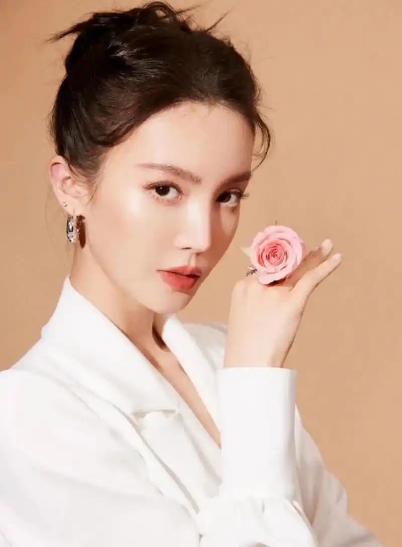 金晨的这组白色西装女王范十足