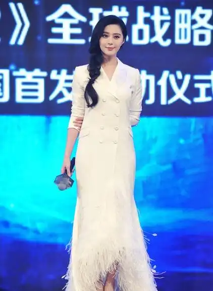 而近来,范冰冰出席活动,录制节目似乎都爱上了同一个发型:麻花辫!