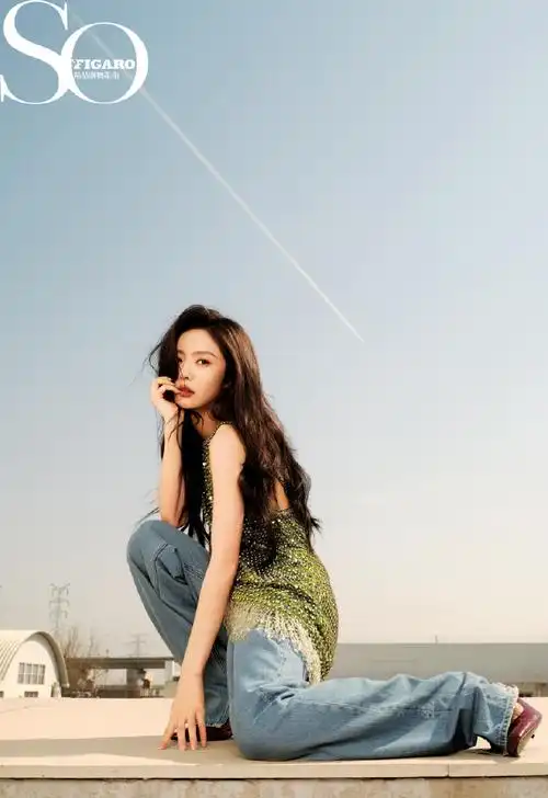 凸显优秀身材线条的同时,也让夏日的清新感扑面而来#蔡文静初夏丹宁