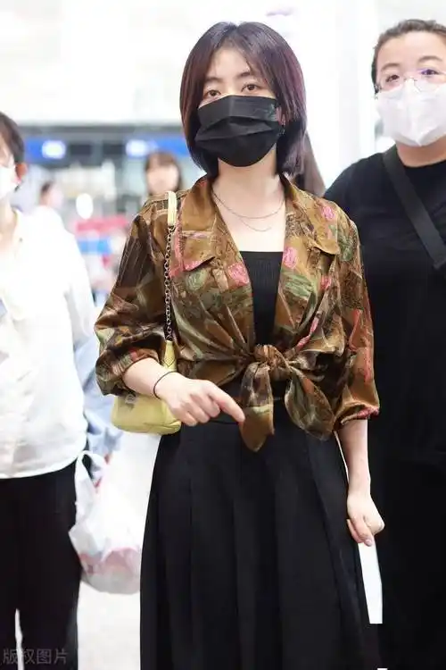 谭松韵街拍:印花外衣百褶裙休闲时尚_北京_机场