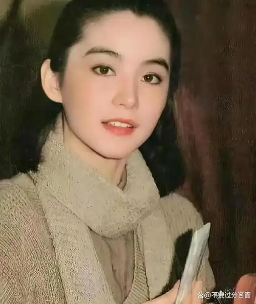 林青霞在青年时代就已有惊人的美貌,但更难得的是,她能坦然面对自己的