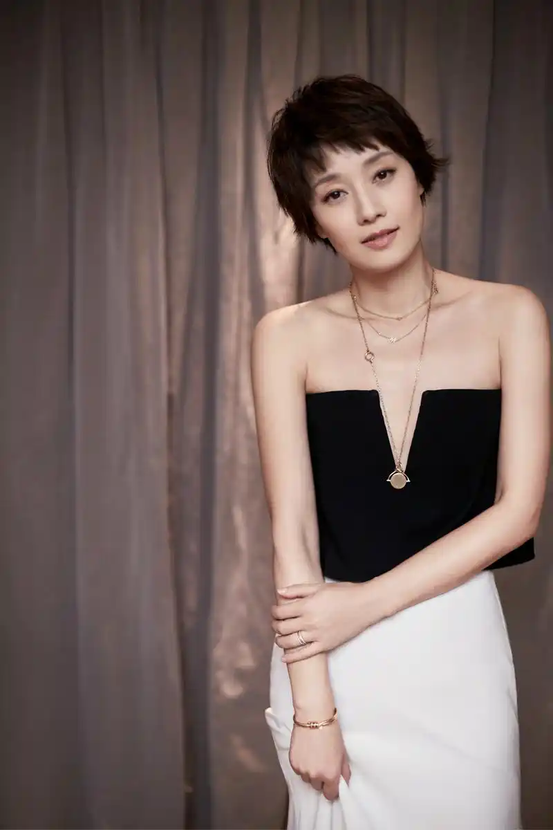 马伊琍获年度实力演技剧星 一袭长裙优雅大方