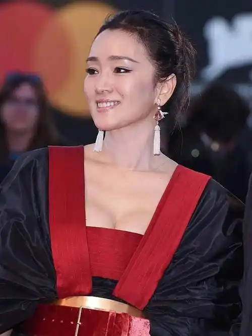 巩俐,穿衬衫配紧身裤,"腰臀比"实在太惊艳了,你喜欢看么_身材_时尚