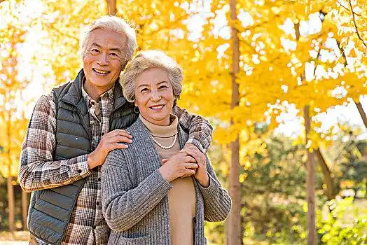 甜蜜的老年夫妻