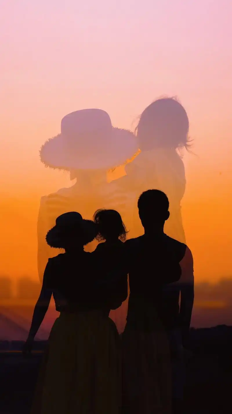 快来重庆看橘子海吧,一家三口画面太醉人啦.落日下的灯塔,屹立