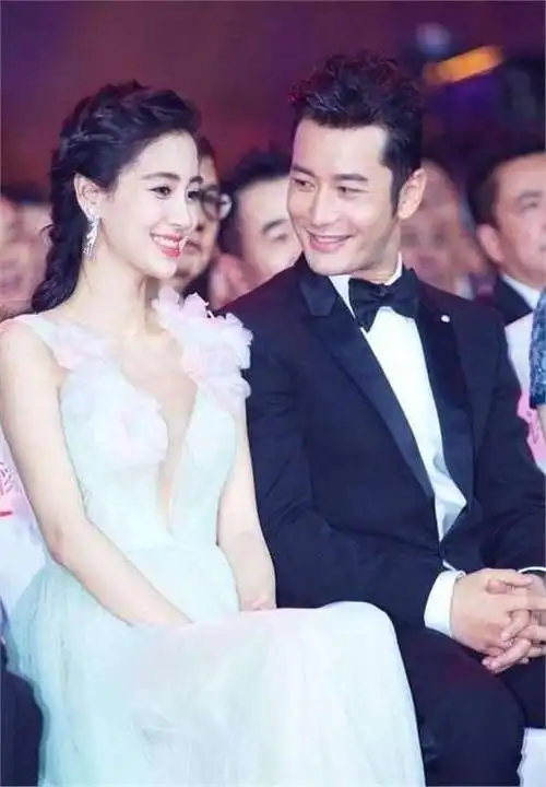 然而,不到两年的时间,网友们观察到,黄晓明和杨颖在微博上的互动已经