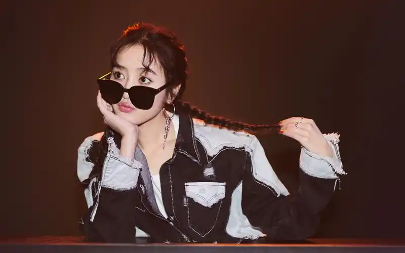 王梓薇时尚写真高清桌面壁纸