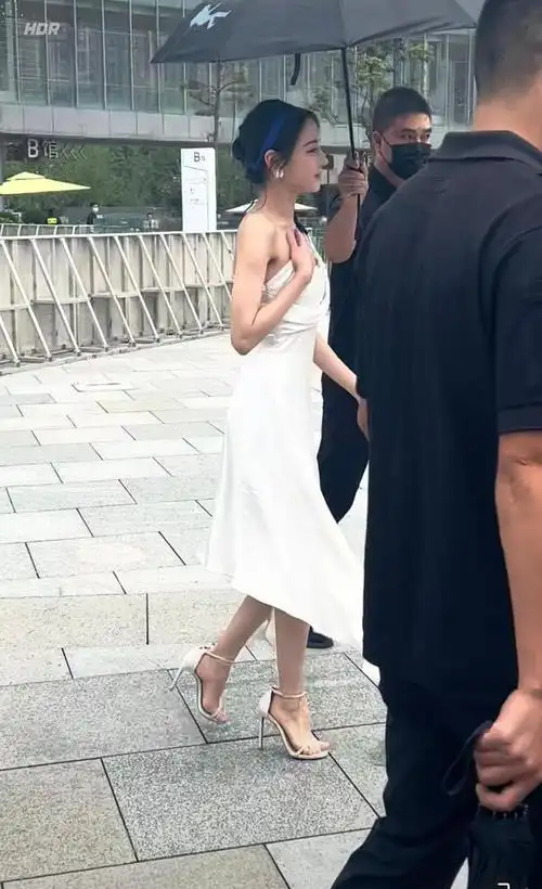 热巴现身活动,穿10cm高跟鞋走路又快又稳,瘦得脚背都是青筋