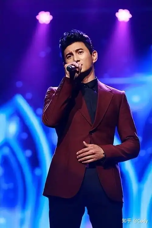 吴奇隆生于台北,祖籍福建,是家中排行老二的儿子,从小体育天赋异禀,7