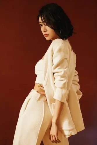 吴谨言利落短发身着月光白抹胸西装演绎别样的温柔飒爽又a又美