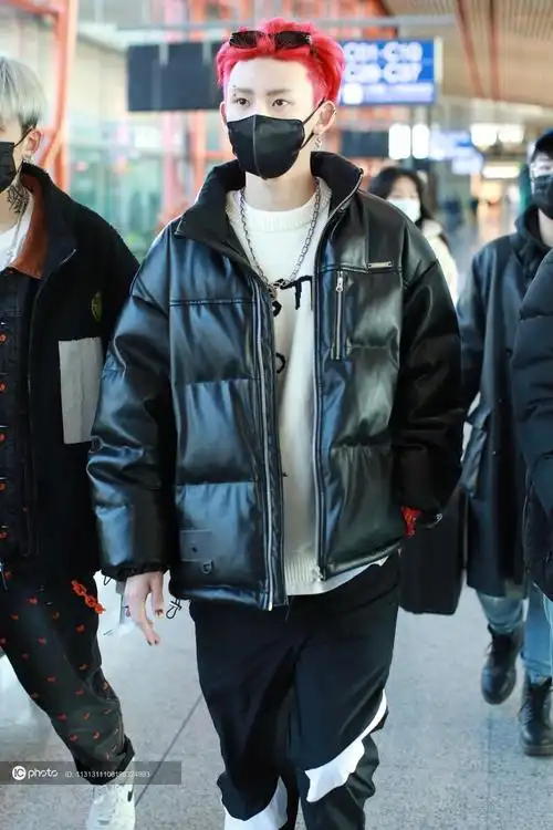 街拍小鬼王琳凯黑色羽绒服白色字母毛衣帅气有型