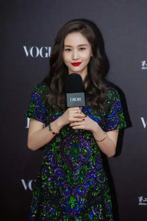 王子文卷发红唇##王子文多巴胺黑裙