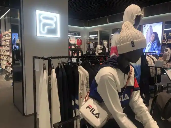 一年狂揽300亿,门店,工厂复工率100%,安踏为啥这么猛?__财经头条