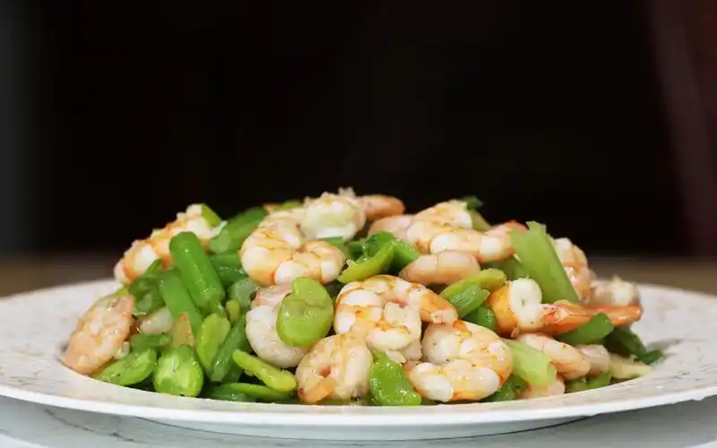 虾仁又有新做法蚕豆炒虾仁,家常的菜春天的味,块手做法色美味鲜_哔哩