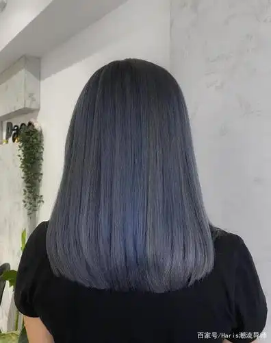 蓝莓冰沙色可以增强头发的亮度和质感,希望降低卷发的毛躁感,快跟设计
