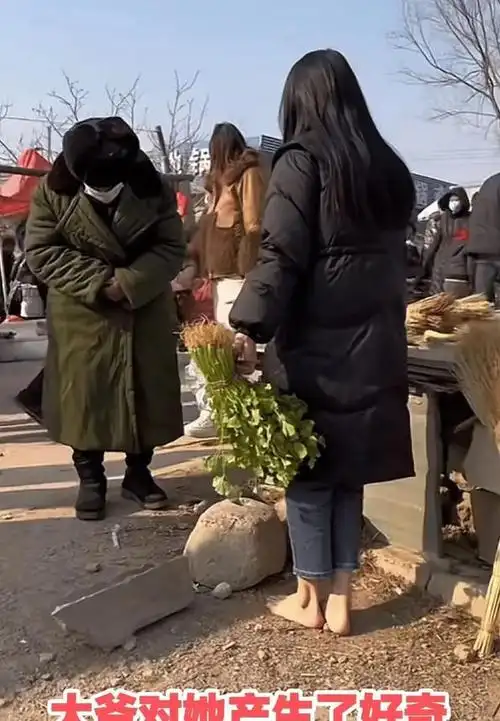 山东女子大冬天也赤脚外出,脚比腿模还柔软,不穿鞋究竟对身体好