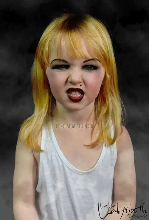 英女摄影师为孩子拍摄恐怖照片引热议