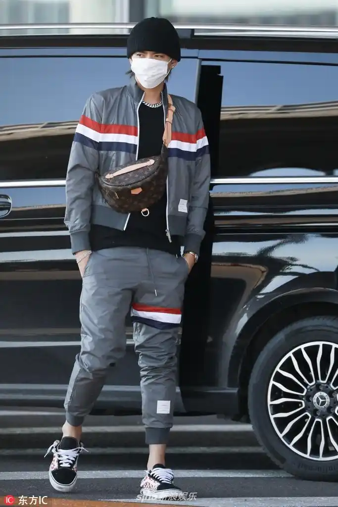 组图:吴亦凡运动潮装亮相对镜比v 帆布鞋当拖鞋穿显不羁