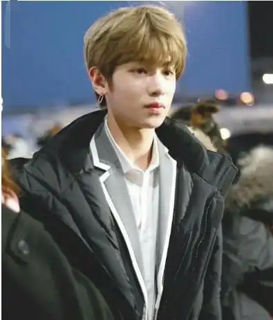 黄明昊素颜现身机场,眉毛成亮点,粉丝:造型师失手了?_网易订阅